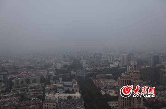 近期山东多地面临雾霾压城。大众网记者在济南一处34层高楼上，拍摄雾蒙蒙的济南。（记者 王长坤 摄）