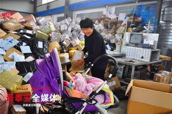 80后女漢子送快遞1個(gè)多月瘦十幾斤，半夜接客戶電話吵醒1歲大女兒