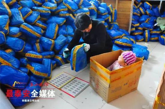 帶9月大寶寶坐副駕駛上門取件，沒人看孩子放進(jìn)紙箱里