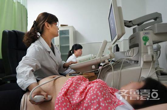 對生育二胎的產婦,尤其是35歲以上的高齡產婦來說,孕前、孕中檢查至關重要。(資料片)