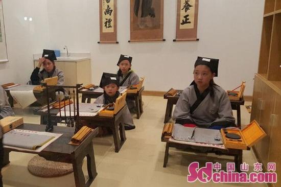 通過模擬各種社會職業(yè)，孩子們提前體驗了一把“夢想成真”的快樂。
