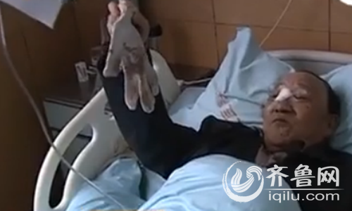 劉大爺當時用來擦臉的手套,上面沾滿的血。(視頻截圖)