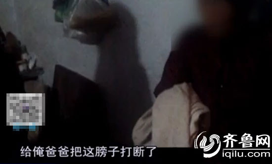 淄博張店的一名男子為了投資項目發家致富,卻接連暴打兩位年邁的父母(視頻截圖)
