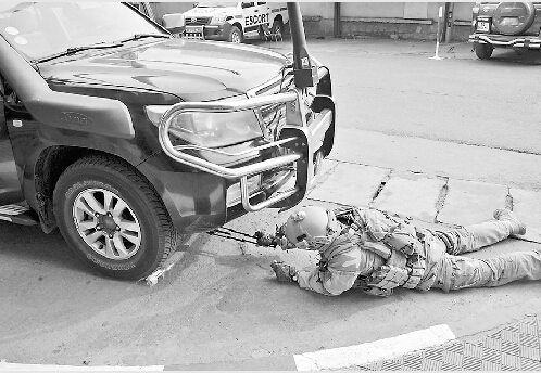 视频截图在马里首都，特种部队士兵检查事发地点停放车辆。 新华社发