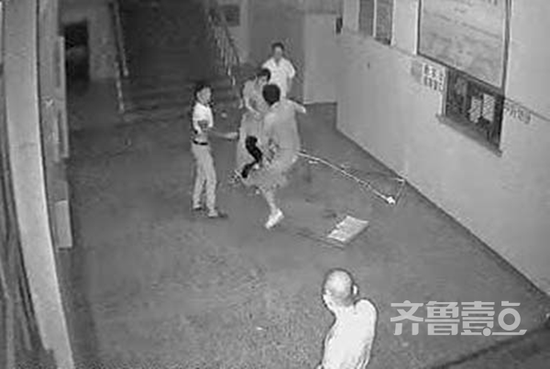（三名犯罪嫌疑人毆打醫院工作人員。）
