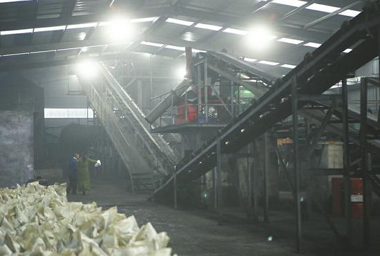 济南邦世商贸有限公司的洁净型煤生产车间。(记者 范良 摄)