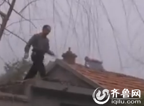 民警将其中一名犯罪嫌疑人围堵在屋顶(视频截图)