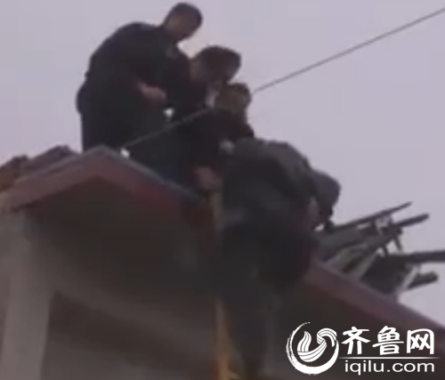 民警抓获另一名犯罪嫌疑人(视频截图)