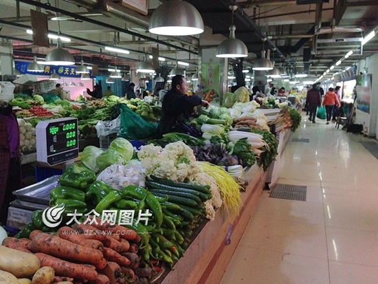 菜市场内比较冷清，顾客很少。 大众网记者 刘明明 摄