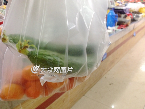 記者花3塊錢只買到了兩根黃瓜。 大眾網(wǎng)記者 劉明明 攝