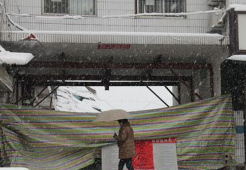 雪太厚 滕州一商贸城被顶棚被压塌 两人受伤
