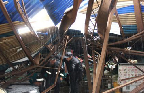 雪太厚 滕州一商贸城被顶棚被压塌 两人受伤