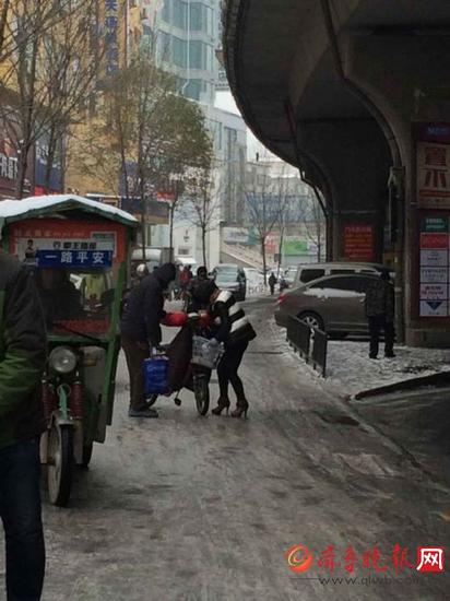濟南雪后非機動車道滑溜溜 半小時摔了十多個