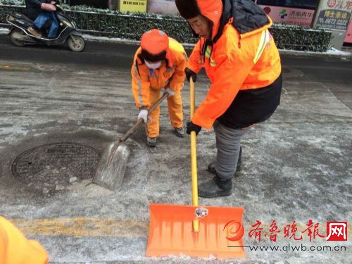 濟南雪后非機動車道滑溜溜 半小時摔了十多個