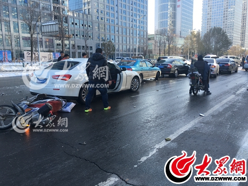 成排的追尾車輛
