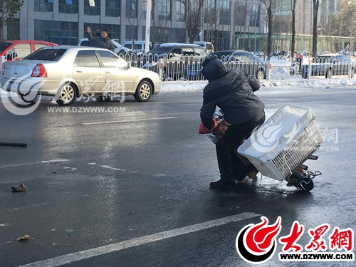 駕駛摩托車的市民失去平衡摔倒