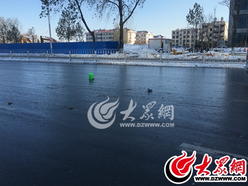 溜冰場一樣的路面
