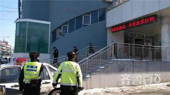 銀行門口有炸彈?假的!濟南小伙忘拉行李箱召來特警
