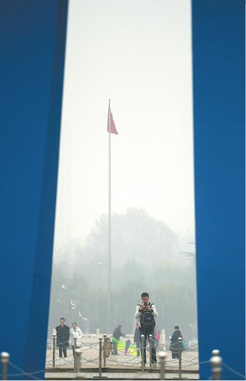 29日，泉标“掩映”下的泉城广场，到处都是灰蒙蒙。记者王锋摄