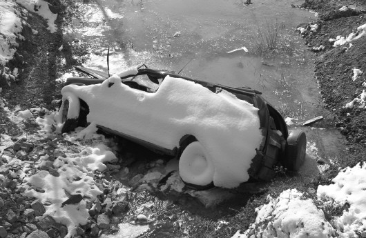 ◤越野车侧翻在水沟内,车身上覆盖着一层尚未融化的积雪。　齐鲁晚报通讯员　刘冰　摄