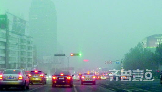 11月30日傍晚，严重的雾霾将济南变成了混沌世界，空气呛人。记者周青先摄