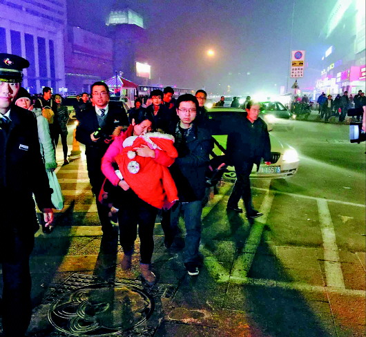 小熙熙一家三口到达济南,在交警的引导下赶往医院。