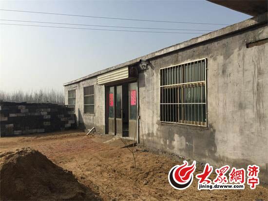 王憲政的理發店就開在尚蘭村村頭,看上去有些簡陋
