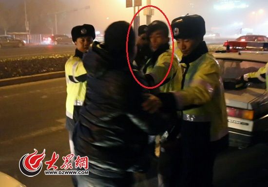 男子挥拳打向一名辅警,打掉了执法记录仪。