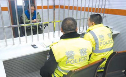 民警正在審問犯罪嫌疑人羅某某