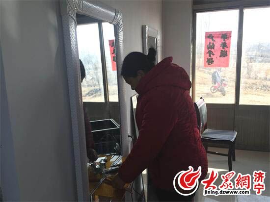 王憲政的妻子黨憲榮正在收拾理發(fā)工具