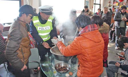 交警为滞留乘客准备好热面条