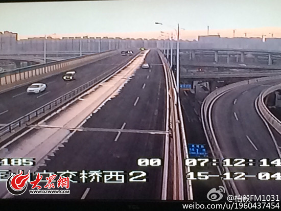 網(wǎng)友在微博上發(fā)布的路面結(jié)冰圖