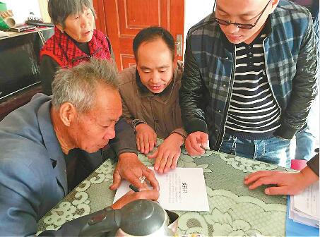 俞某在淘汰黄标车委托书上签字 警方供图