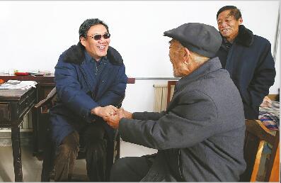 12月3日,省委常委、市委书记王文涛在商河县孙集镇小郭家村走访生活困难党员卢长奇。 (本报记者 陈长礼 摄)