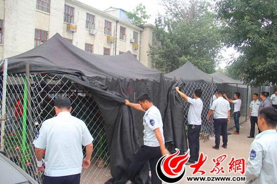 城管人員對違章棚廈拆除現場(資料圖)