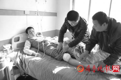 陈学华被嫌犯车辆拖行十余米,造成膝盖骨骨裂。