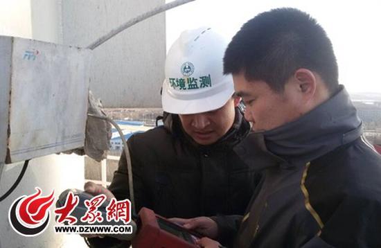 山东省环境监察总队工作人员在对企业进行检查