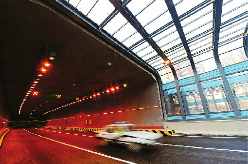 6日,二环南路快速路全线通车,老虎洞山隧道东口巨型声屏障抢眼。 记者王锋 摄