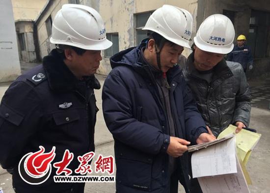 山东省环保厅监察总队副队长李波(中),与泰安、莱芜环境监察支队工作人员对企业进行联合检查