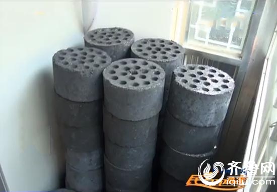 小夫妻在车库里点蜂窝煤炉子取暖(视频截图)