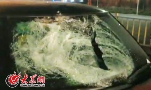 巨大的撞击力导致肇事轿车前挡风玻璃碎裂