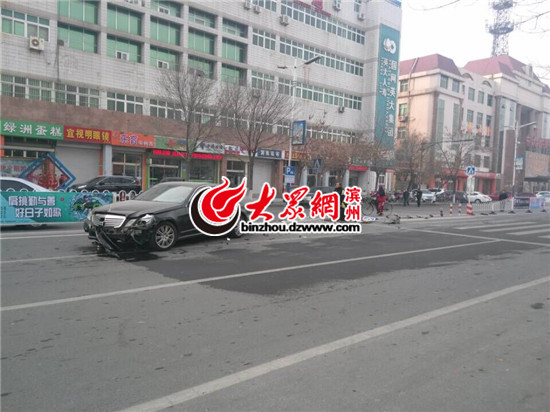 發生事故的為一輛奔馳轎車