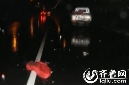事发现场:女子被撞身亡(视频截图)