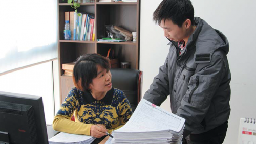 濟(jì)南市住房維修資金管理中心工作人員耐心向市民講解業(yè)務(wù)辦理