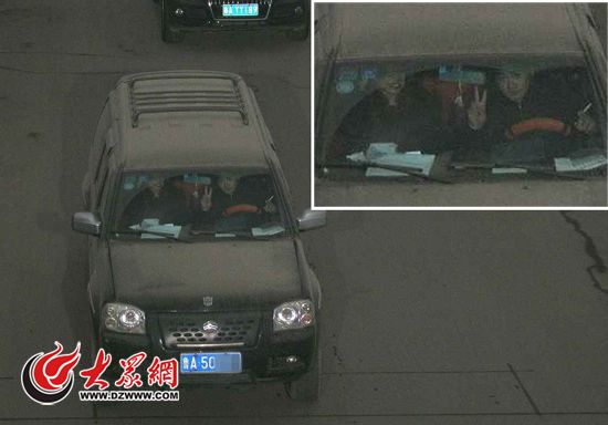 12月9日,張某左手夾著煙,右手?jǐn)[出剪刀手,再次被抓拍。
