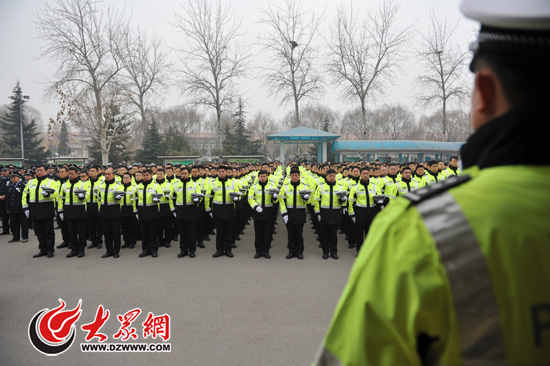 上百名交警脱帽致礼，为因公牺牲的王玄飞默哀。