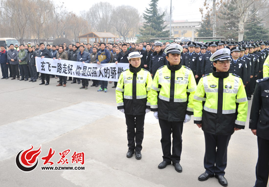 1000多名同事战友、亲友老乡、市民来到济南粟山殡仪馆，与殉职交警王玄飞的遗体告别。