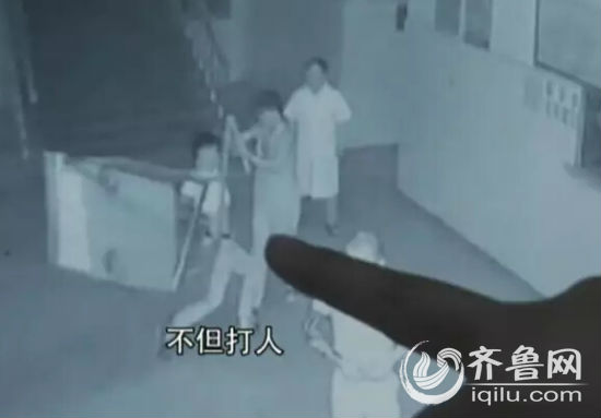 三名男子不仅打人还打砸医院设施(视频截图)