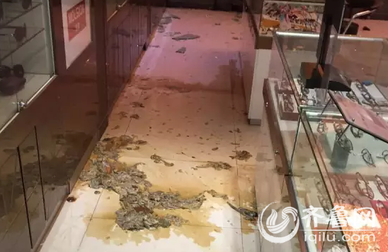 眼镜店工作人员告诉记者，店里的门和玻璃都砸了，店里面都是鸡肠、鸭粪什么的，味儿特别大。（店员拍摄图）