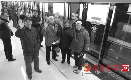 青岛地铁3号线北段开通首日,众多青岛市民来尝鲜。齐鲁晚报记者张晓鹏摄
